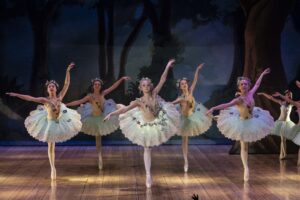 Peter Pan & Wendy på Lorensbergsteatern. Älvor, danselever från Svenska Balettskolan Göteborg. Foto: Til Stengel