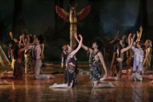 Peter Pan & Wendy på Lorensbergsteatern. Alayna Raine Yafei Banks som tigerlilja och Maxx Bran Pizarro som Peter Pan, danselever från Svenska Balettskolan Göteborg. Foto: Til Stengel