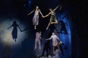 Peter Pan & Wendy på Lorensbergsteatern. Jakob Köpf Lindström som Peter Pan och Lana Persson som Wendy tillsammans med bröderna, danselever från Svenska Balettskolan. Foto: Tilo Stengel