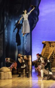 Dalina Bagheri, elev vid Svenska Balettskolan och Mauro Rojas, som Wendy och sjörövare i Peter Pan & Wendy på Lorensbergsteatern. Regi: Sebastian Michanek