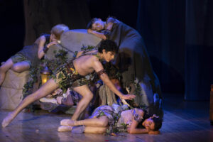 Maxx Bran Pizarro och Dalina Bagheri, elever vid Svenska Balettskolan, som Wendy och Peter Pan i Peter Pan & Wendy på Lorensbergsteatern. Regi: Sebastian Michanek