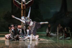 Miró Wigander Rezler, elever vid Svenska Balettskolan, som Tigerlilja i Peter Pan & Wendy på Lorensbergsteatern. Regi: Sebastian Michanek