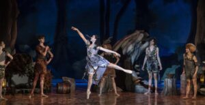 Lana Persson, elev vid Svenska Balettskolan, som Wendy tillsamans med de borttappade pojkarna i Peter Pan & Wendy på Lorensbergsteatern. Regi: Sebastian Michanek