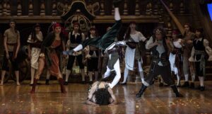 Clara Bergendahl, som sjörövare i Peter Pan & Wendy på Lorensbergsteatern. Regi: Sebastian Michanek